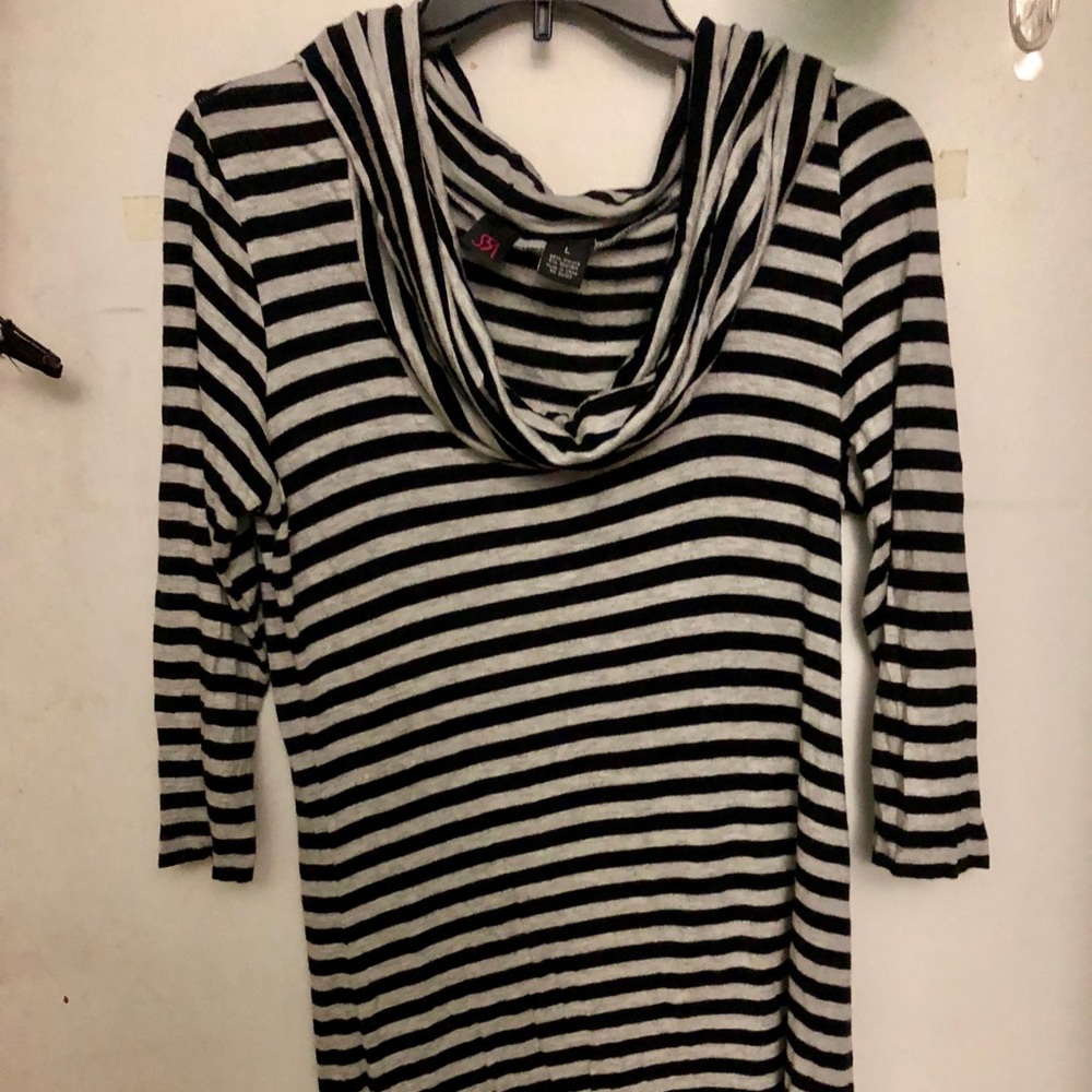 S5A 3/4 sleeved fitted top with scooped neckline